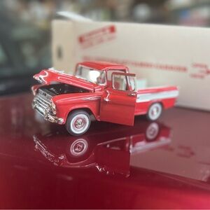 1957 CHEVROLET Pick Up CAMEOnn CARRIER DANBURY MINT 1:24